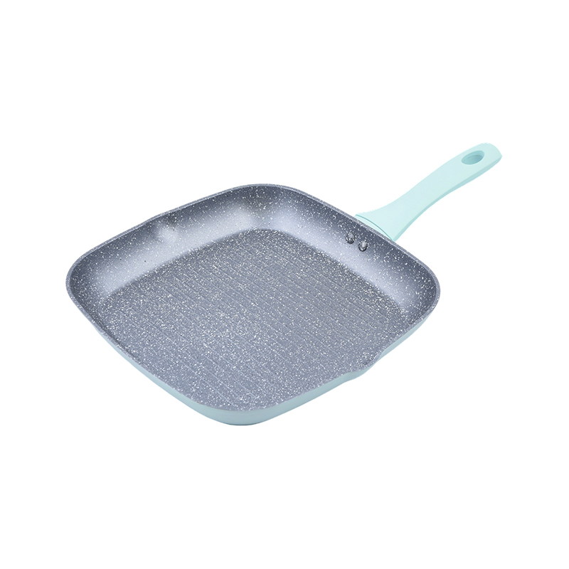 Smedet aluminium grillpande med grå marmor