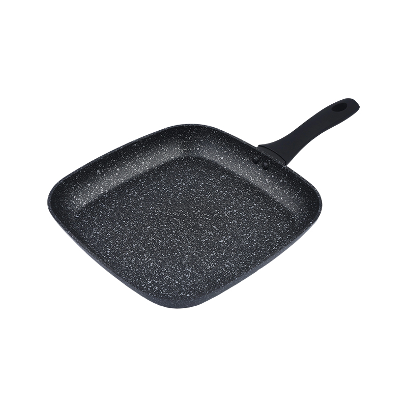 Smedet aluminium grillpande med sort marmor
